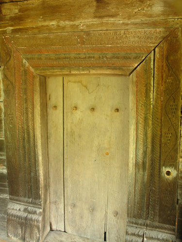 Foto intrarea in biserica din Borza (c) Petru Goja